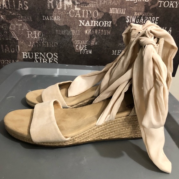 Ugg Wedge Espadrille Tie Around Sandals. Size 10. - Picture 5 of 9